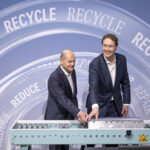 Mercedes-Benz_Werk_Kuppenheim:_Erste_Batterie-Recyclingfabrik_Europas_mit_integriertem_mechanisch-hydrometallurgischem_Verfahren_im_süddeutschen_Kuppenheim_eröffnet.Olaf_Scholz,_Bundeskanzler_der_Bundesrepublik_Deutschland_und_Ola_Källenius,_Vorstandsvorsitzender_der_Mercedes-Benz_Group_AG._<br />
<br />
Mercedes-Benz_plant_Kuppenheim:_Europe's_first_battery_recycling_plant_using_integrated_mechanical-hydrometallurgical_process_opens_in_Kuppenheim_in_southern_Germany.Olaf_Scholz,_Federal_Chancellor_of_the_Federal_Republic_of_Germany_and_Ola_Källenius,_Chairman_of_the_Board_of_Management_of_Mercedes-Benz_Group_AG_