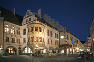 Staatliches_Hofbraeuhaus_Restaurant_on_Platzl_square_at_night,_Munich,_Upper_Bavaria,_Bavaria,_Germany,_Europe