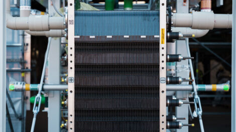 Erste Stacks für BASF-Wasserelektrolyseur angeliefert