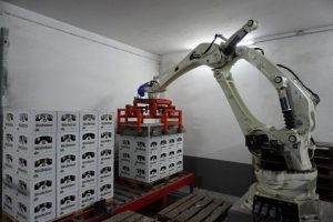 Roboter erleichtern Flaschenproduktion in deutscher Traditionsbrauerei