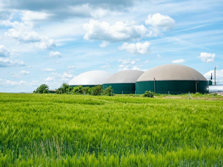 Biogasanlage_in_Deutschland_mit_Getreidefeld