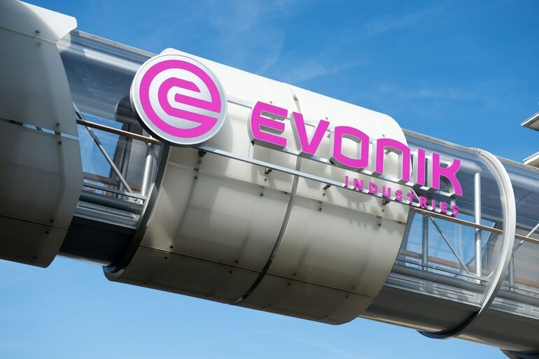 Evonik hebt Ausblick für 2024 deutlich an