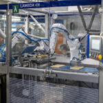 Die_Hygieneanforderungen_in_der_Lebensmittelverarbeitung_sind_hoch,_daher_brauchte_es_für_die_Produktionslinie_bei_­Vepo_Cheese_einen_besonderen_Roboter._Der_KR Agilus_in_der_Ausführung_als_„Hygienic_Machine“_ist_diesen_Anforderungen_gewachsen.