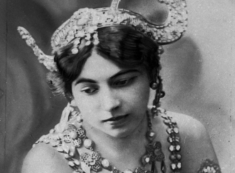 An_undated_photo_of_dancer_"Mata_Hari".__Born_Margaretha_Geertruida_Zelle,_she_was_executed_during_World_War_I_for_spying_for_Germany.__(AP_Photo)