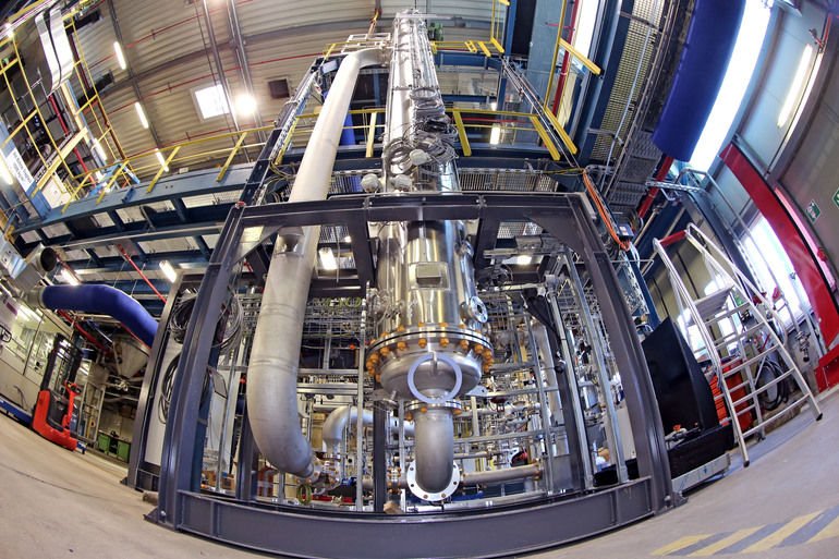 Evonik und Siemens produzieren Spezialchemikalien aus CO2 und Wasser