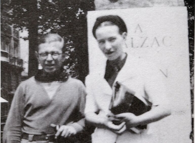 Sartre_and_de_Beauvoir_at_Balzac_Memorial.jpg