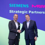 Cedrik Neike, CEO Digital Industries und Mitglied des Vorstandes der Siemens AG, und Kai Beckmann, Mitglied der Geschäftsleitung von Merck und CEO Electronics, freuen sich über die Kooperation Bild: Merck Bei_Veröffentlichungen_verweisen_wir_auf_die_Namensnennung_