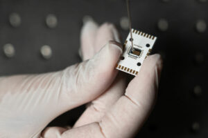 Infrarot-Sensor analysiert Flüssigkeiten in Echtzeit