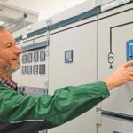 Bertram_Rösler,_Leiter_der_Elektrowerkstatt,_bedient_ein_UMG 509 PRO