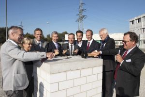 Vetter legt Grundstein für neues Verwaltungsgebäude