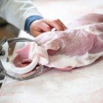 Edeka_Südwest_Fleisch_verwendet_die_besonders_handlichen_Trimmer_an_einer_Linie,_die_Versandware_und_Rohware_für_Kochschinken_produziert