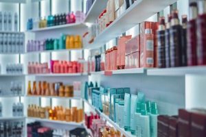 Modern_beauty_salon_interior._Different_cosmetics_on_shelves.