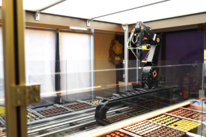 Roboter verpackt Pralinen in belgischer Chocolaterie