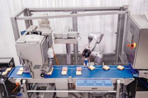 Roboter automatisiert Sandwichproduktion