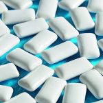 White_rectangular_Chewing_gums_on_blue
