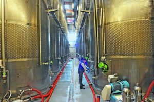 Mess- und Regelsystem steuert Kühlung von Weintanks automatisiert