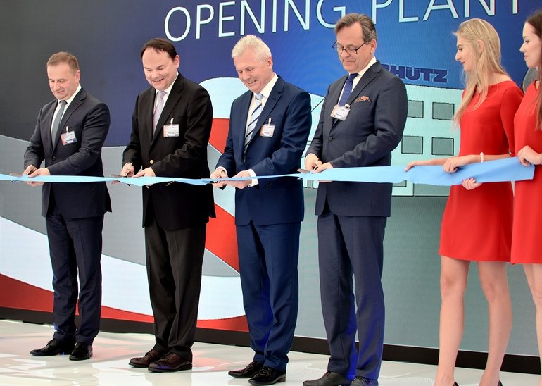 Schütz eröffnet IBC-Produktionswerk in Polen