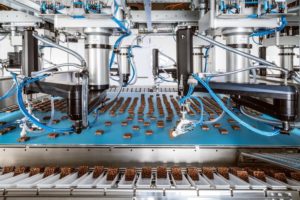 Pick-and-Place-Roboter verpacken Puffreishappen