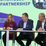 Unterzeichnung der Absichtserklärung: (v.l.n.r. Laura Matz, Chief Science and Technology Officer, Merck, Maria Grahm, Head of Global Pharma Business, Digital Industries, Siemens, Kai Beckmann, Mitglied der Geschäftsleitung von Merck und CEO Electronics, freuen sich über die Kooperation und Cedrik Neike, CEO Digital Industries und Mitglied des Vorstandes der Siemens AG Bild: Daniela Held