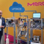 Michelangelo Canzoneri, Global Head of Group Smart Manufacturing, Merck, erklärt die Vorteile einer Prozessanlage mit dem Automatisierungsstandard MTP Bild: Daniela Held